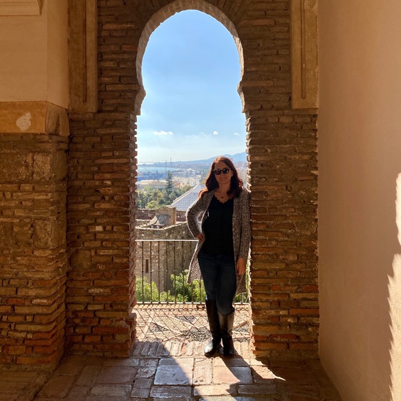 Meet your Posher, Megan - Picture 1 of 3